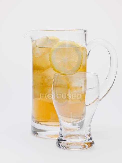 Iced tea with lemon slices — Stock Photo
