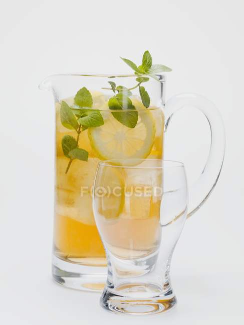 Thé glacé avec tranches de citron — Photo de stock
