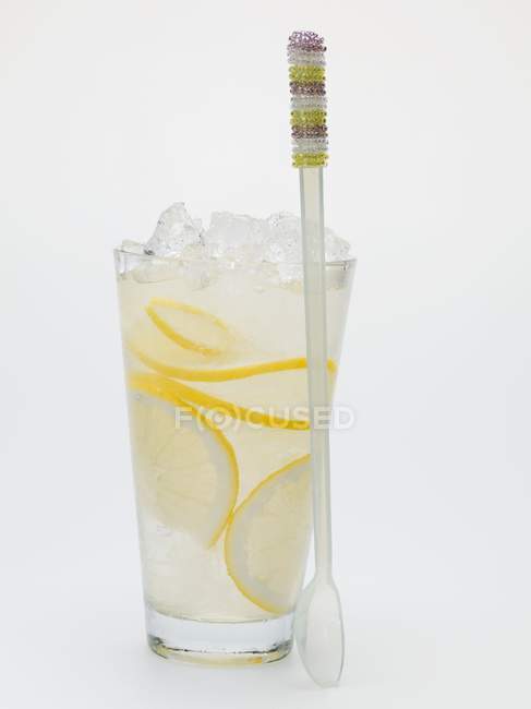 Vaso de limonada con hielo picado - foto de stock