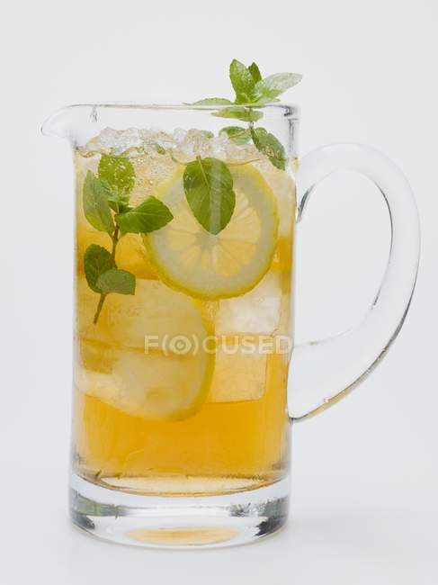 Iced tea with lemon slices — Stock Photo