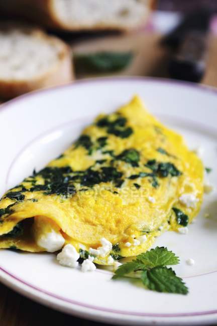 Omelette with stinging nettles — Stock Photo