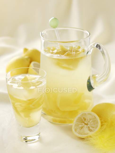 Домашний лимонад в кувшине и стекле — стоковое фото