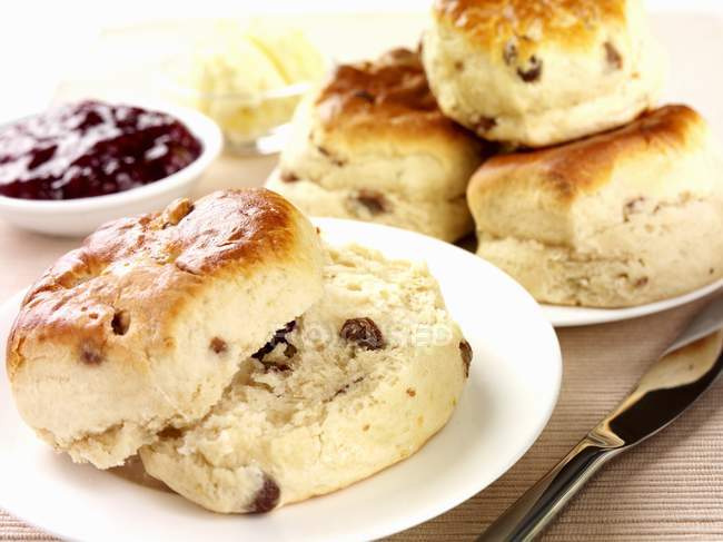 Raisin scones with jam on plates — Stock Photo