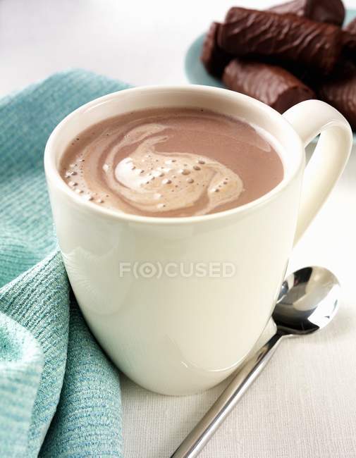 Taza de chocolate caliente - foto de stock