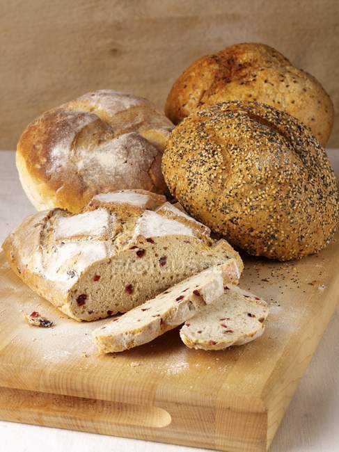 Клюквенный хлеб и семенной хлеб — стоковое фото