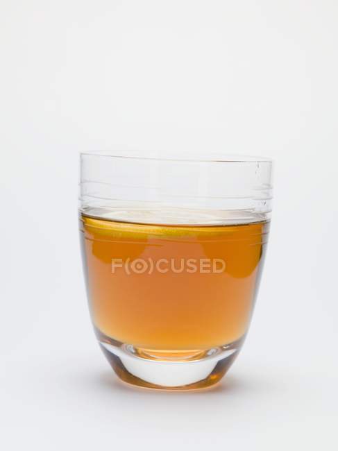 Холодный чай с ломтиком лимона — стоковое фото