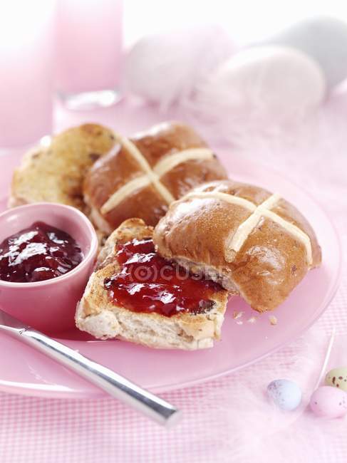 Hot cross buns with jam — Stock Photo