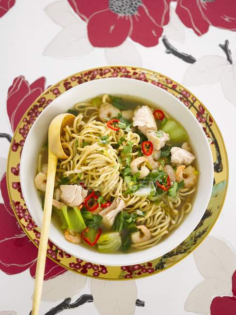 Noodle soup with prawns — Stock Photo