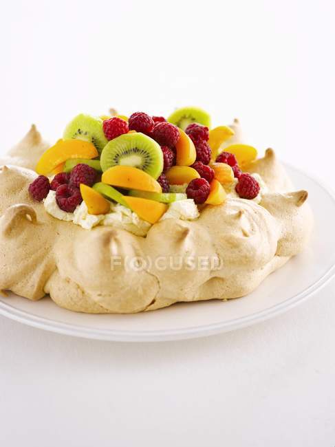 Nahaufnahme von Pavlova Kuchen mit frischem Obst — Stockfoto