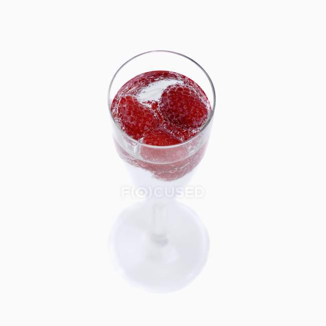 Mineral water and raspberries — Stock Photo