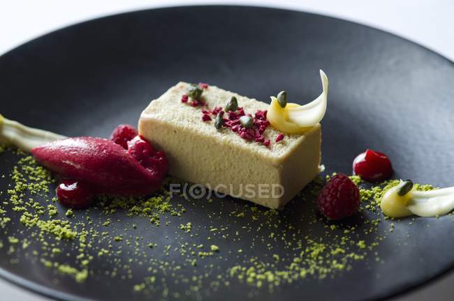 Pistachio cake with raspberry sorbet — Stock Photo