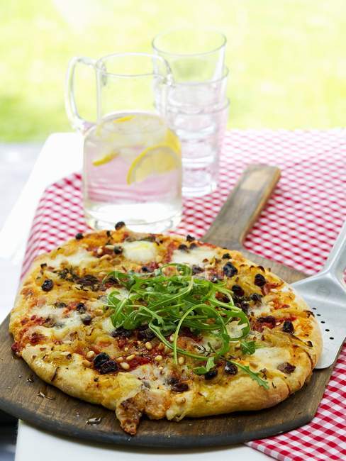 Pizza rustica con rucola — Foto stock