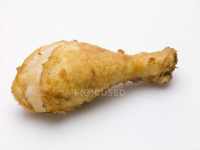 Muslo de pollo empanado - foto de stock