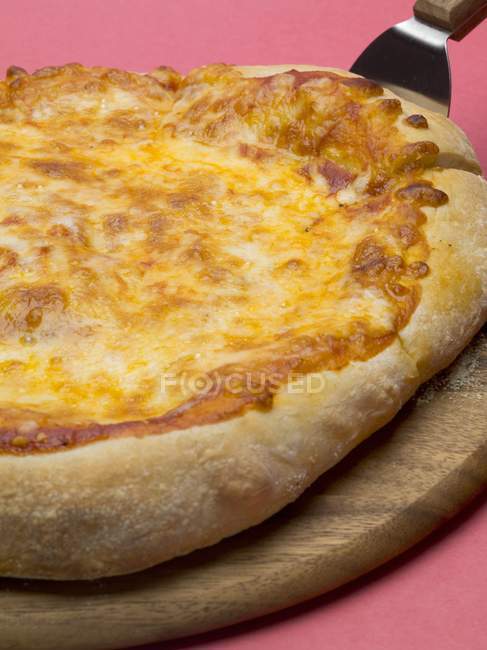 Tomato and cheese pizza — Stock Photo