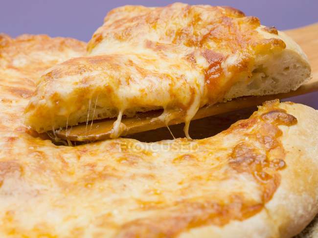 Pizza al pomodoro e formaggio — Foto stock