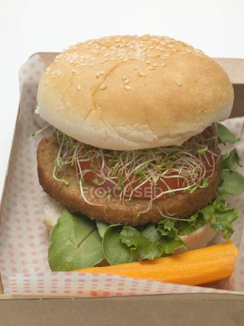 Hambúrguer com brotos e cenouras — Fotografia de Stock