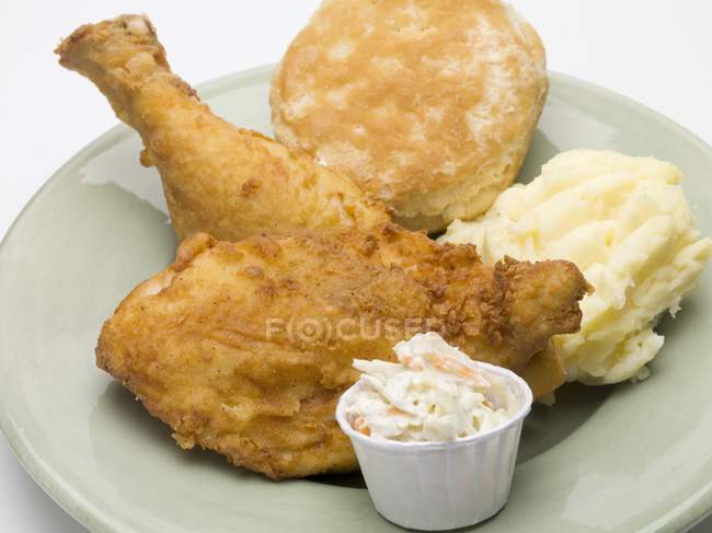 Жареная курица с пюре — стоковое фото