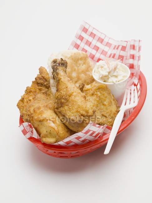 Pollo fritto con insalata di cavolo e focaccina — Foto stock