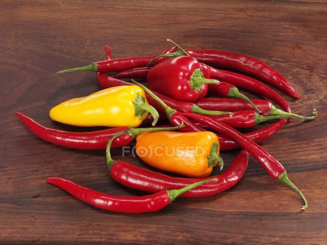 Pimentas frescas e pimentas amarelas — Fotografia de Stock