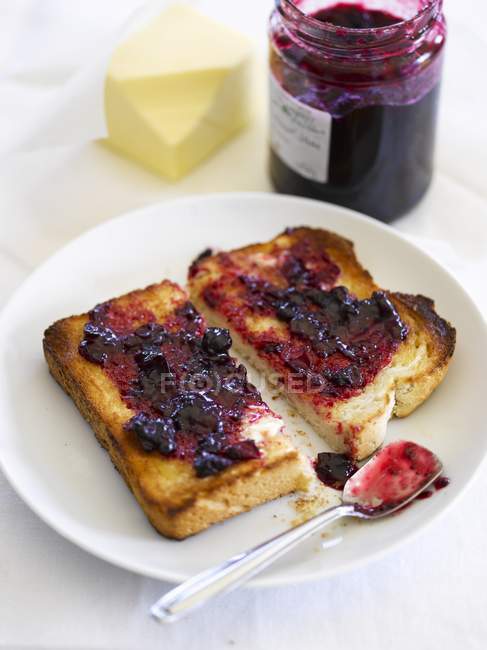 Вид крупным планом тоста с ягодным джемом — стоковое фото
