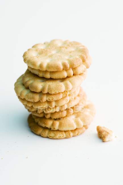 Pilha de biscoitos na mesa branca — Fotografia de Stock