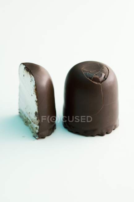 Marshmallow al cioccolato su bianco — Foto stock
