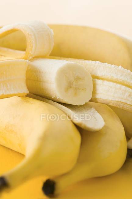 Свежие бананы полуочищенные — стоковое фото