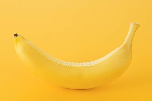 Un plátano fresco maduro - foto de stock
