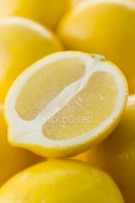 Limones frescos con la mitad - foto de stock
