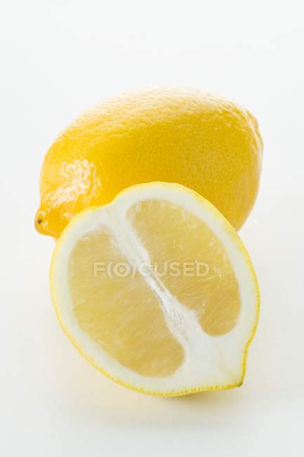 Свежий лимон с половиной — стоковое фото