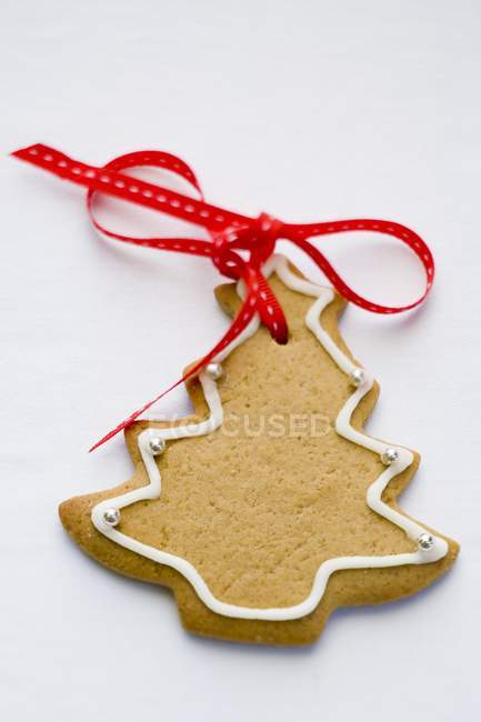 Fir tree biscuit with red bow — Stock Photo