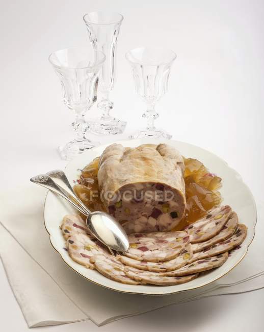 Vue rapprochée de poulet tranché Galantine avec cuillères sur plat — Photo de stock