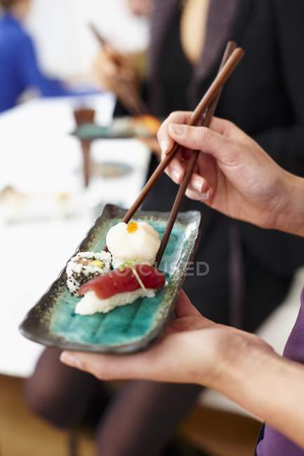 Persone che mangiano sushi — Foto stock