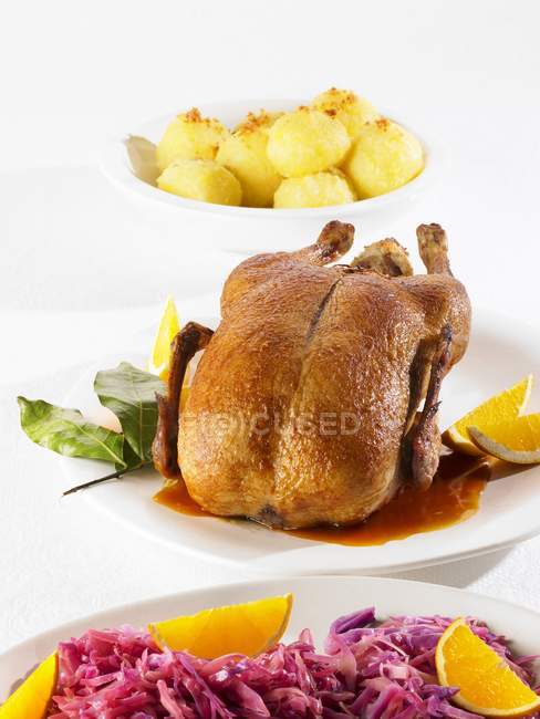 Pato assado com bolinhos de batata — Fotografia de Stock