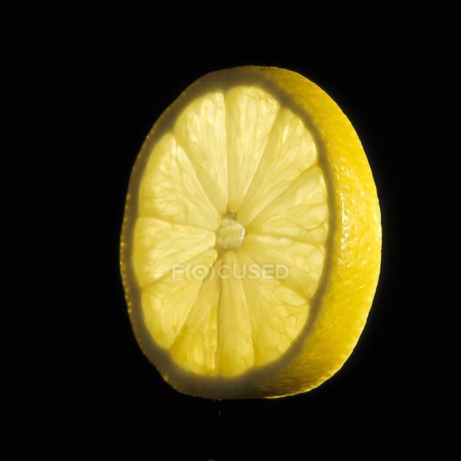 Rodaja fresca de limón - foto de stock
