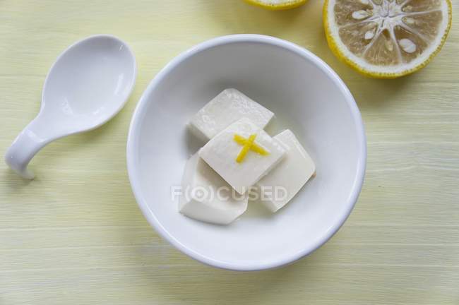 Tazón de tofu con jugo - foto de stock