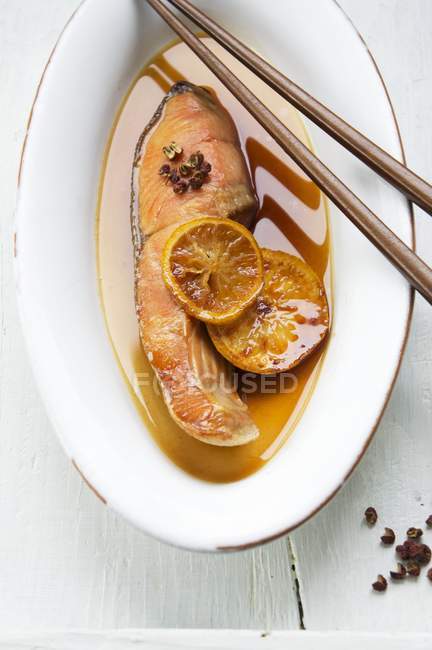 Saumon cuit à la vapeur avec sauce soja — Photo de stock