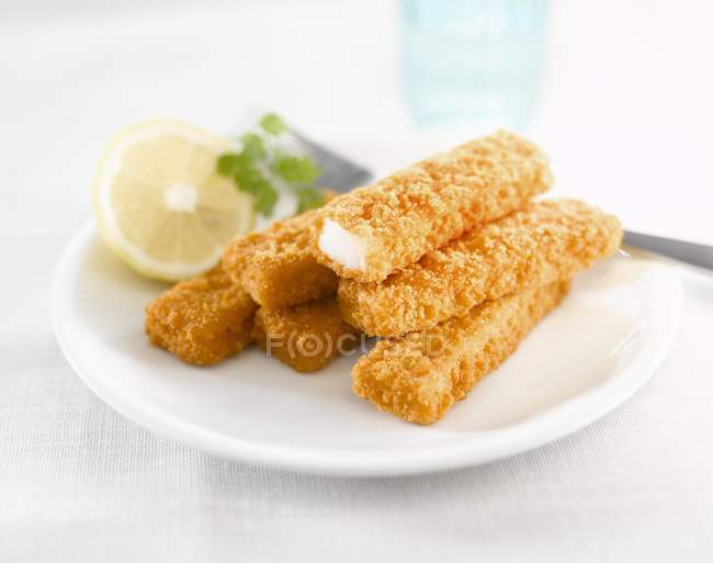 Deep-fried fish fingers with lemon — Stock Photo
