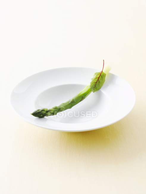 Green asparagus with beetroot leaf — Stock Photo