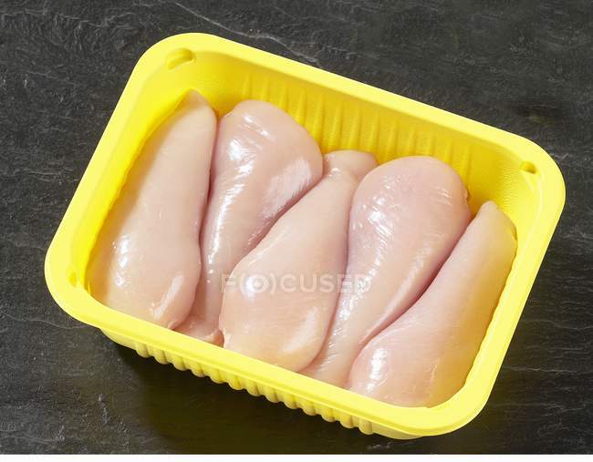 Filetes de pechuga de pollo - foto de stock