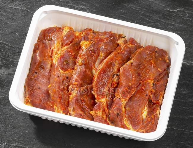 Bifes de porco marinados — Fotografia de Stock
