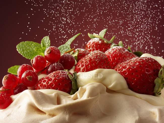 Closeup view of Pavlova with summer fruits and sugar — Stock Photo