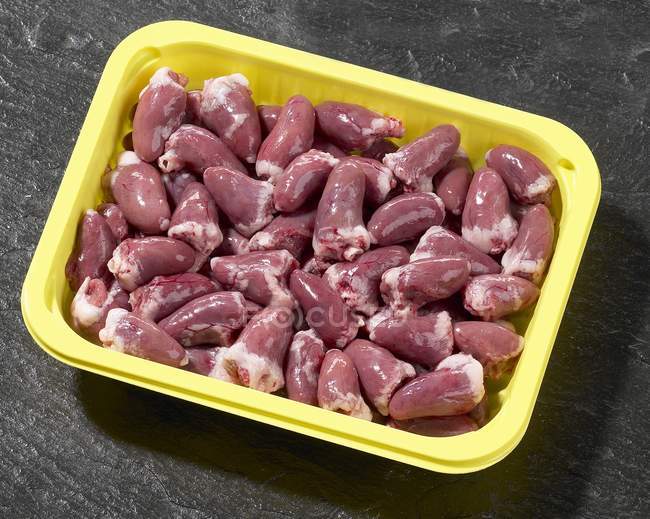 Coeurs de poulet crus dans un récipient en plastique — Photo de stock