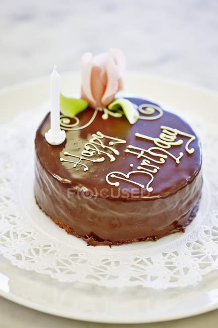 Torta di compleanno decorata con smalto al cioccolato — Foto stock