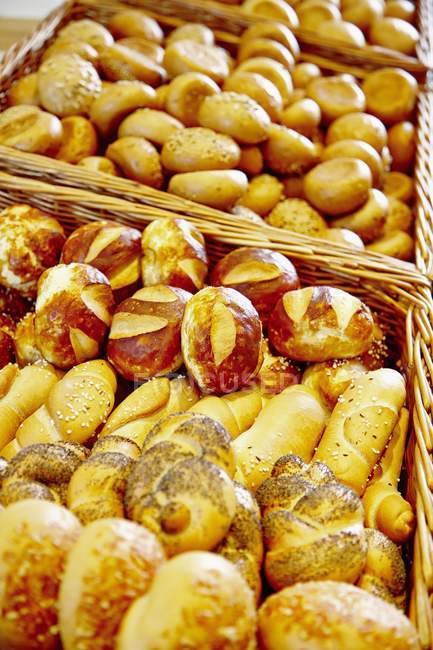 Повышенный вид различных хлебных рулонов в корзинах — стоковое фото