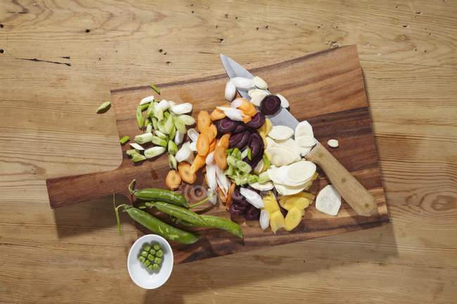 Ingredients for unripened spelt grain soup on a chopping board — Stock Photo
