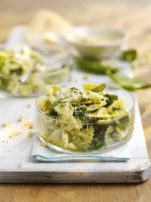 Farfalle pasta salad with spinach — Stock Photo