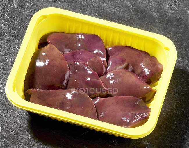 Fígado cru de peru em recipiente de plástico — Fotografia de Stock