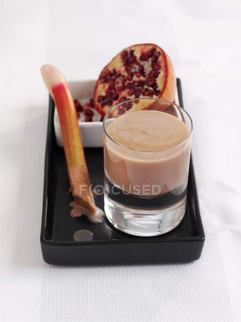 Smoothie mit Rhabarber und Granatapfel — Stockfoto