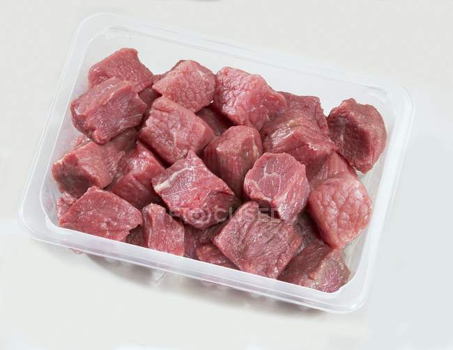 Дика яловичина в пластиковому контейнері — стокове фото